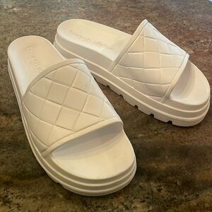 J/SLIDES Stud Slide Sandal Women BEACH flip flops white Eve size 8 platform
